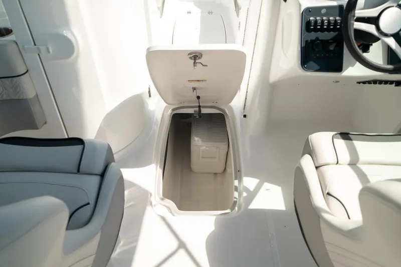 Slide: The Image of Hurricane SunDeck 2400 OB 2024 - 30