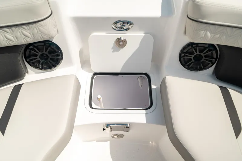 Slide: The Image of Hurricane SunDeck 2400 OB 2024 - 36