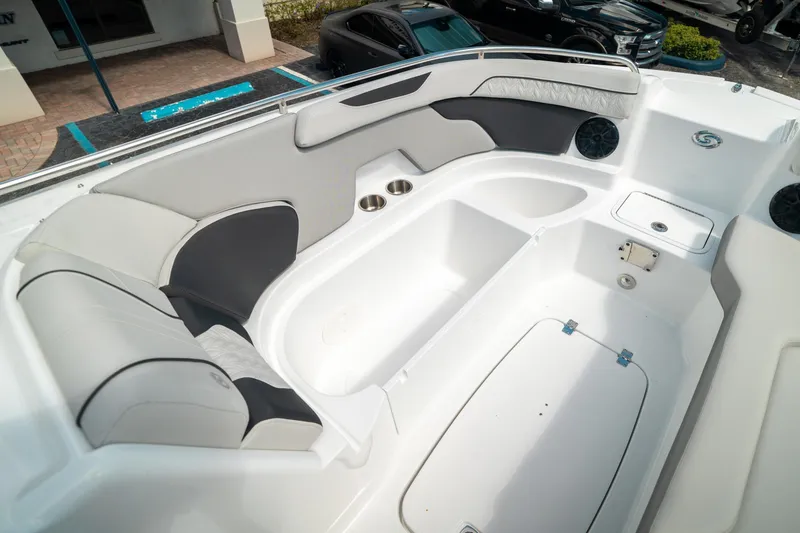 Slide: The Image of Hurricane SunDeck 2400 OB 2024 - 41