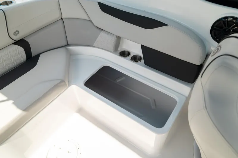 Slide: The Image of Hurricane SunDeck 2400 OB 2024 - 14