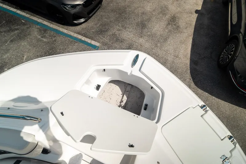 Slide: The Image of Hurricane SunDeck 2400 OB 2024 - 37