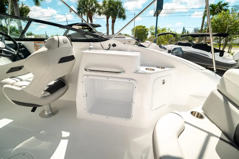 Slide: The Image of Hurricane SunDeck 2400 OB 2024 - 16