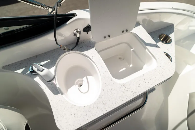 Slide: The Image of Hurricane SunDeck 2400 OB 2024 - 18