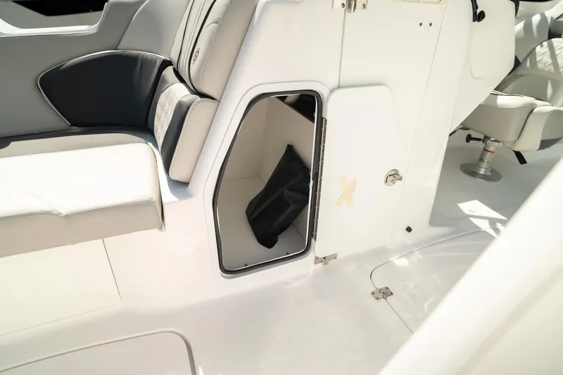 Slide: The Image of Hurricane SunDeck 2400 OB 2024 - 32