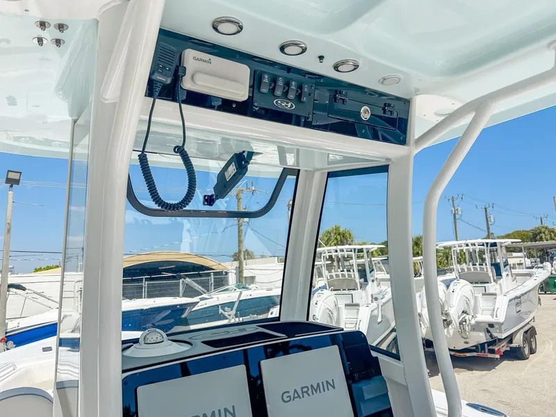 Slide: The Image of Interior view of 2025 Sea Hunt Ultra 275 SE boat with Garmin electronics. - 16
