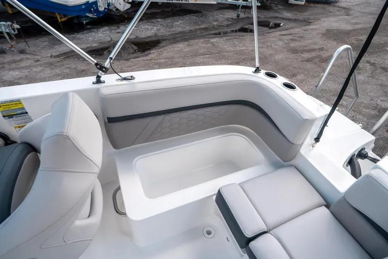 Slide: The Image of Hurricane SunDeck Sport 192 RL OB 2025 - 13