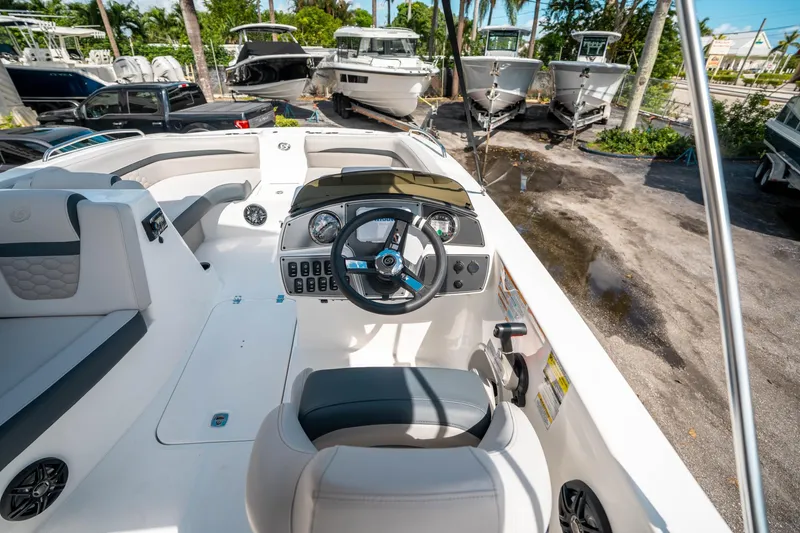 Slide: The Image of Hurricane SunDeck Sport 192 RL OB 2025 - 18