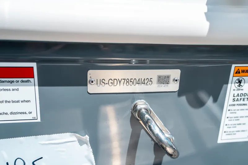 Slide: The Image of Hurricane SunDeck Sport 192 RL OB 2025 - 32