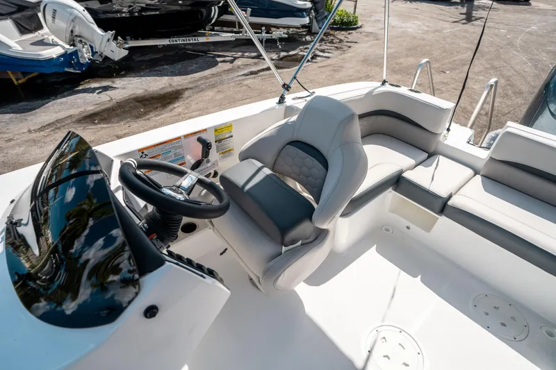 Slide: The Image of Hurricane SunDeck Sport 192 RL OB 2025 - 20