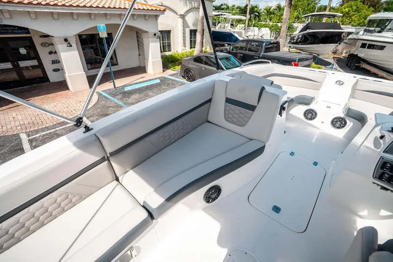 Slide: The Image of Hurricane SunDeck Sport 192 RL OB 2025 - 17