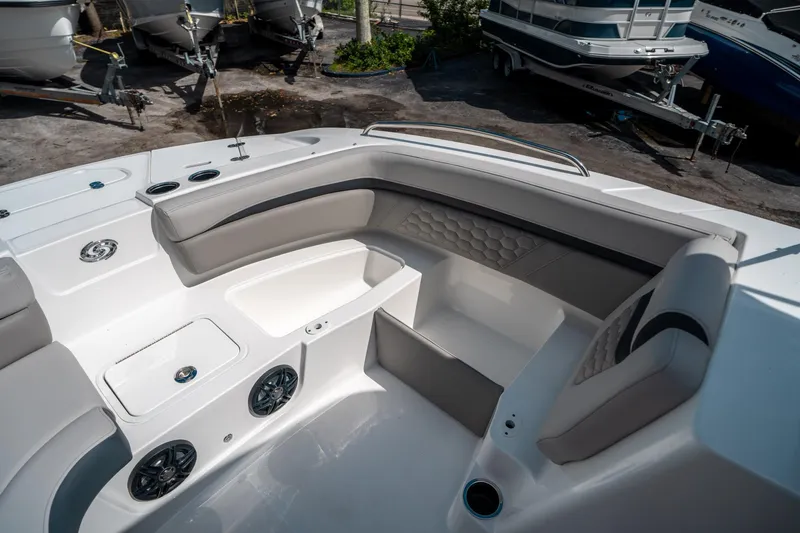 Slide: The Image of Hurricane SunDeck Sport 192 RL OB 2025 - 28