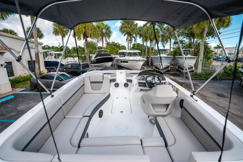 Slide: The Image of Hurricane SunDeck Sport 192 RL OB 2025 - 9