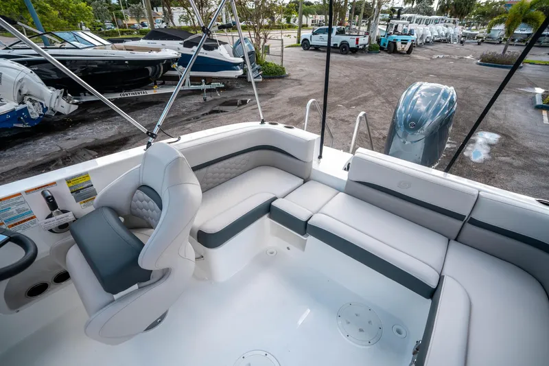 Slide: The Image of Hurricane SunDeck Sport 192 RL OB 2025 - 11