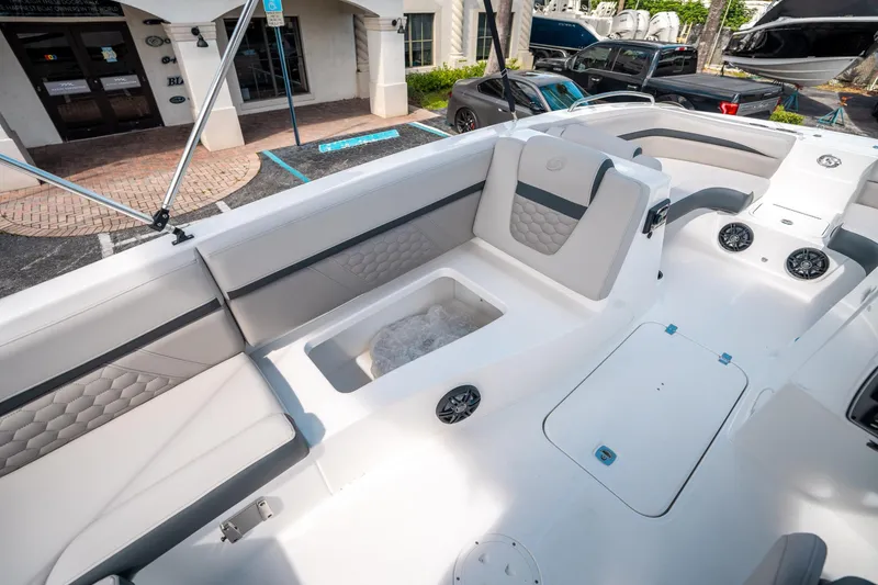 Slide: The Image of Hurricane SunDeck Sport 192 RL OB 2025 - 16