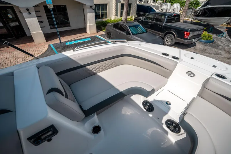 Slide: The Image of Hurricane SunDeck Sport 192 RL OB 2025 - 24