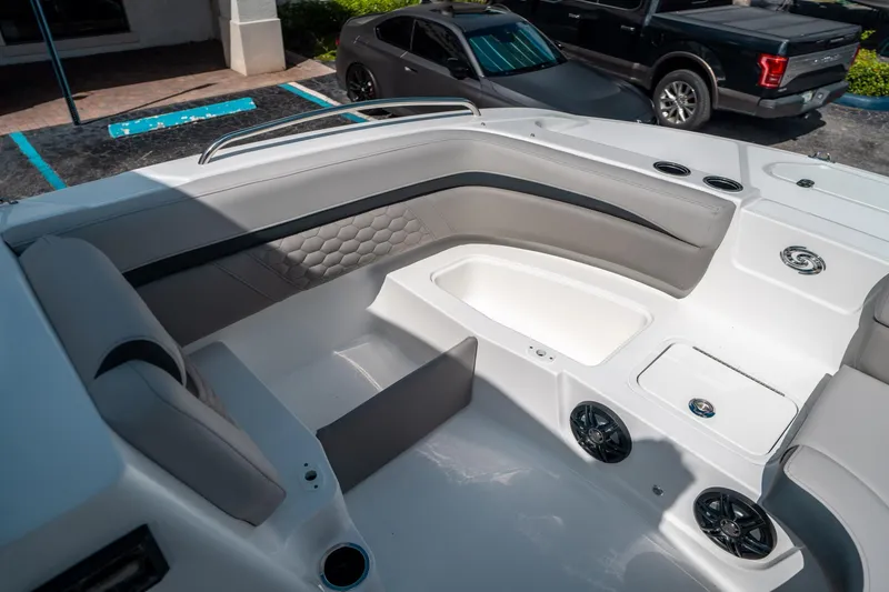 Slide: The Image of Hurricane SunDeck Sport 192 RL OB 2025 - 27