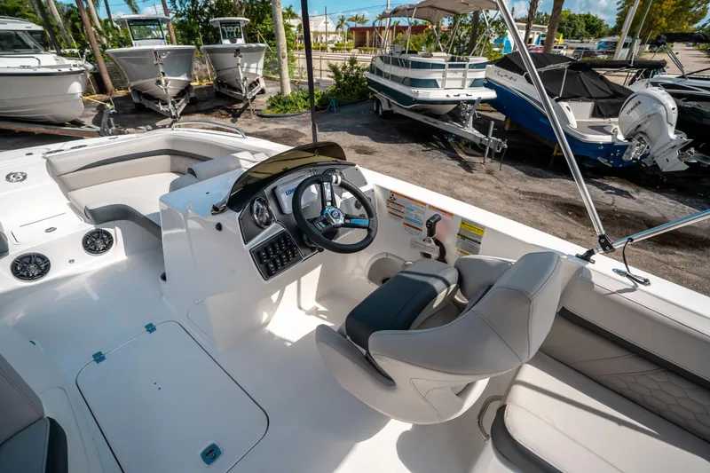 Slide: The Image of Hurricane SunDeck Sport 192 RL OB 2025 - 19