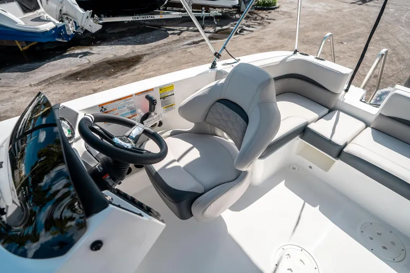 Slide: The Image of Hurricane SunDeck Sport 192 RL OB 2025 - 21