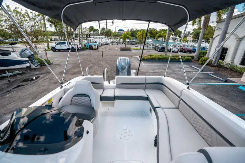 Slide: The Image of Hurricane SunDeck Sport 192 RL OB 2025 - 10