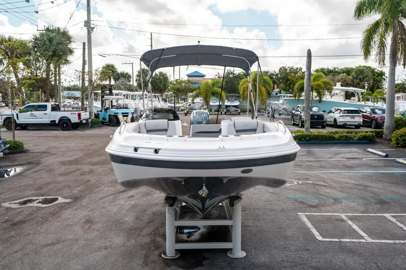 Slide: The Image of Hurricane SunDeck Sport 192 RL OB 2025 - 7