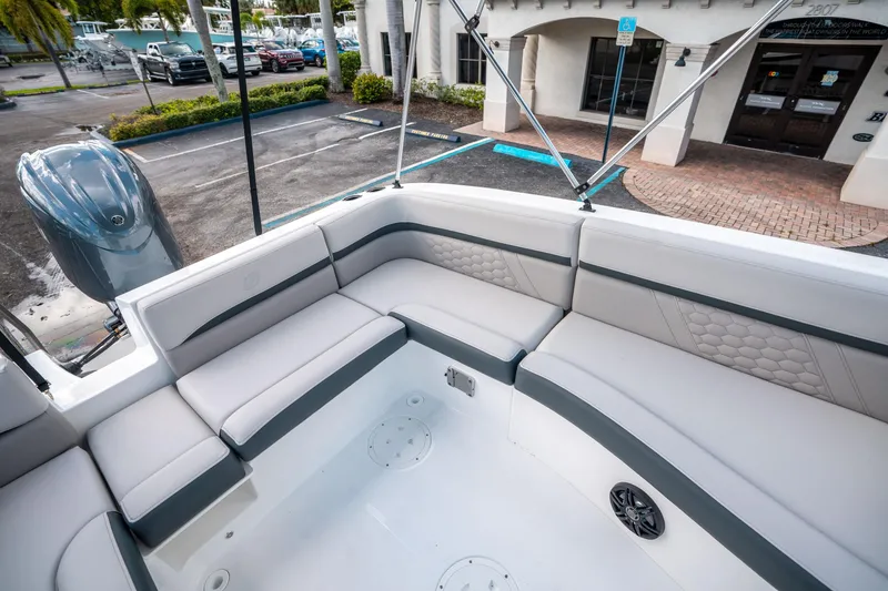 Slide: The Image of Hurricane SunDeck Sport 192 RL OB 2025 - 12