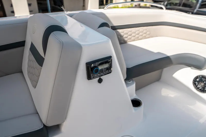 Slide: The Image of Hurricane SunDeck Sport 192 RL OB 2025 - 26