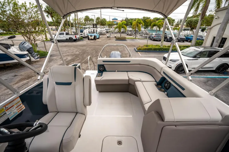 Slide: The Image of Hurricane FunDeck 2260 OB 2025 - 10