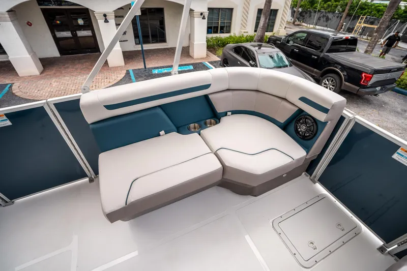 Slide: The Image of Hurricane FunDeck 2260 OB 2025 - 24