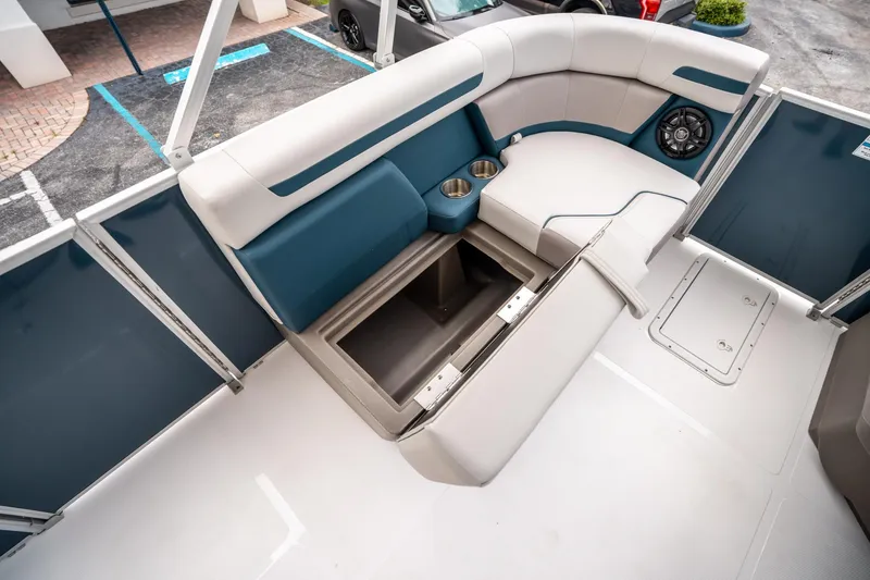 Slide: The Image of Hurricane FunDeck 2260 OB 2025 - 26