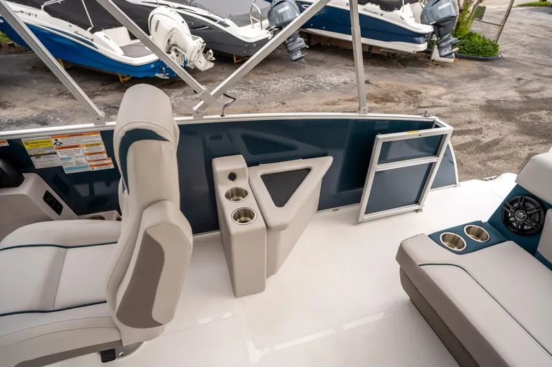 Slide: The Image of Hurricane FunDeck 2260 OB 2025 - 12