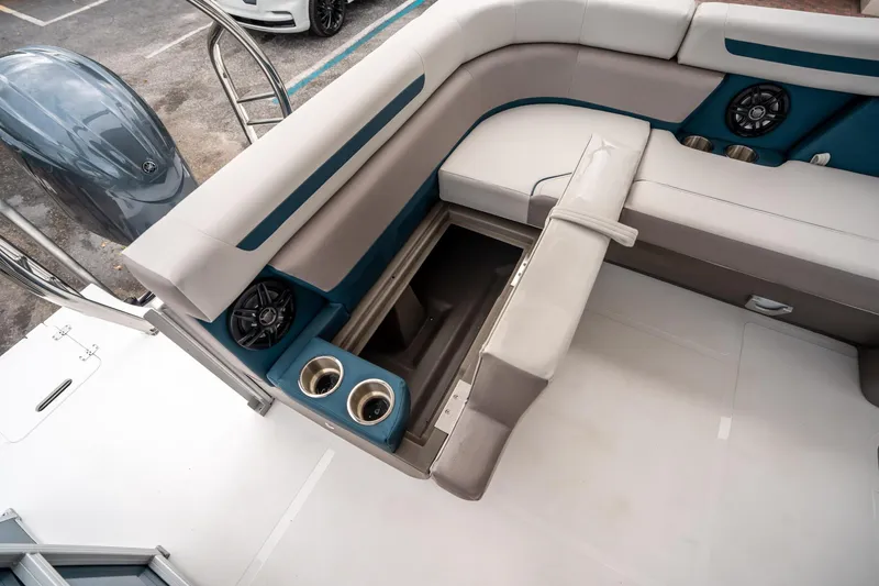 Slide: The Image of Hurricane FunDeck 2260 OB 2025 - 13