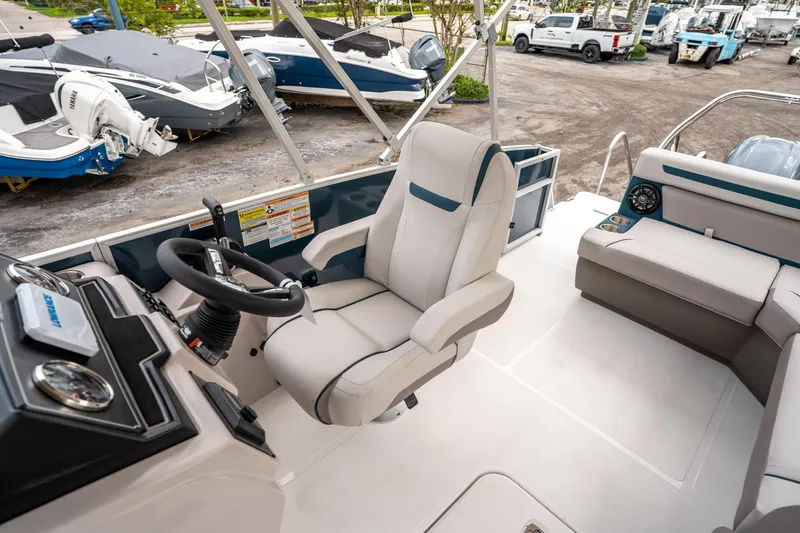 Slide: The Image of Hurricane FunDeck 2260 OB 2025 - 20