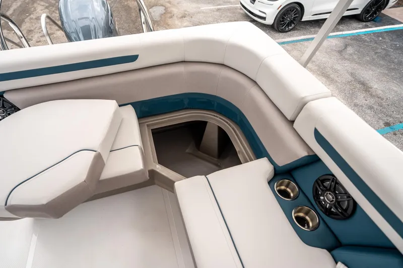 Slide: The Image of Hurricane FunDeck 2260 OB 2025 - 15