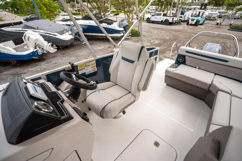 Slide: The Image of Hurricane FunDeck 2260 OB 2025 - 19