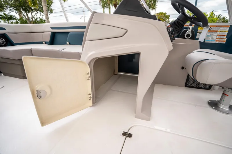 Slide: The Image of Hurricane FunDeck 2260 OB 2025 - 22