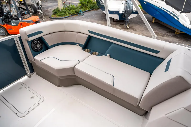 Slide: The Image of Hurricane FunDeck 2260 OB 2025 - 25