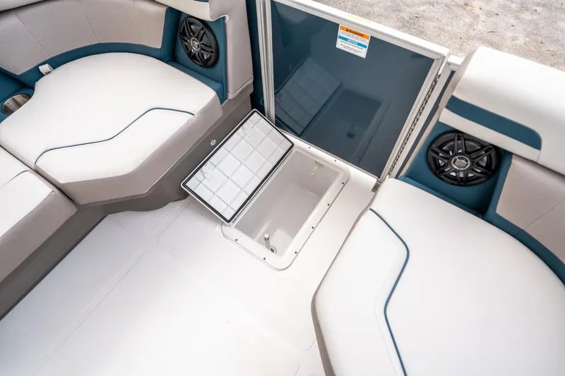 Slide: The Image of Hurricane FunDeck 2260 OB 2025 - 30