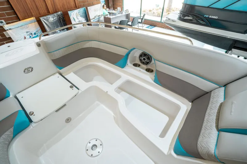 Slide: The Image of Hurricane SunDeck 2486 OB 2025 - 27