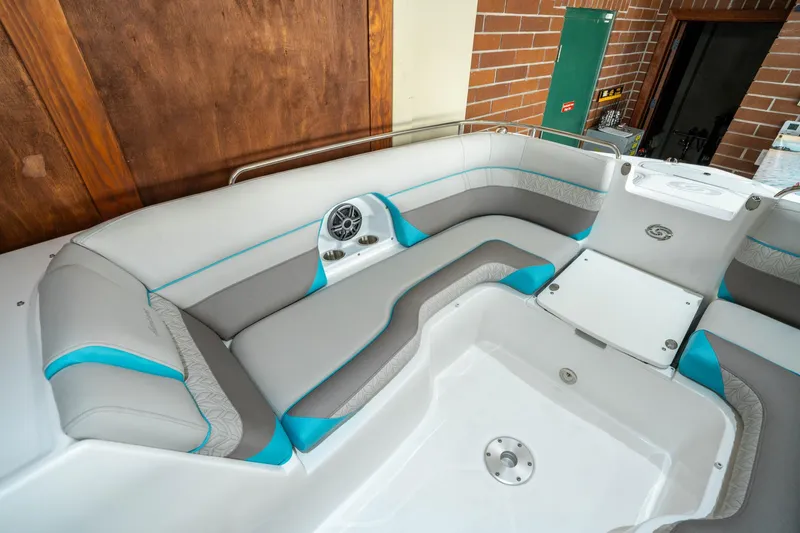 Slide: The Image of Hurricane SunDeck 2486 OB 2025 - 22