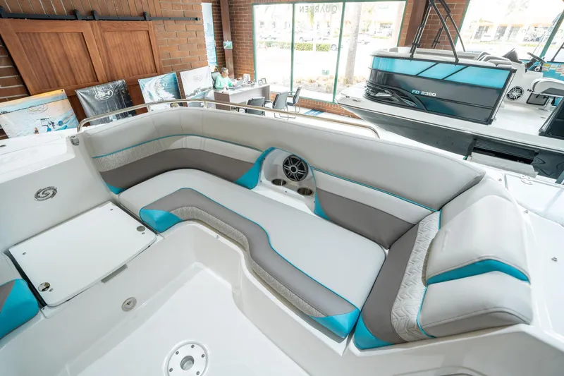 Slide: The Image of Hurricane SunDeck 2486 OB 2025 - 23