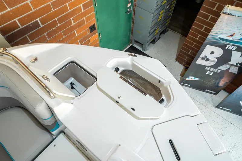 Slide: The Image of Hurricane SunDeck 2486 OB 2025 - 28