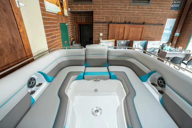 Slide: The Image of Hurricane SunDeck 2486 OB 2025 - 24