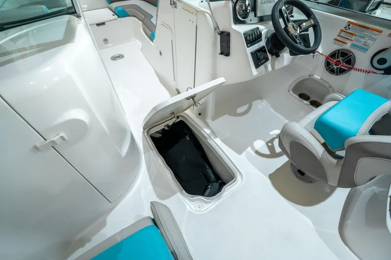 Slide: The Image of Hurricane SunDeck 2486 OB 2025 - 25