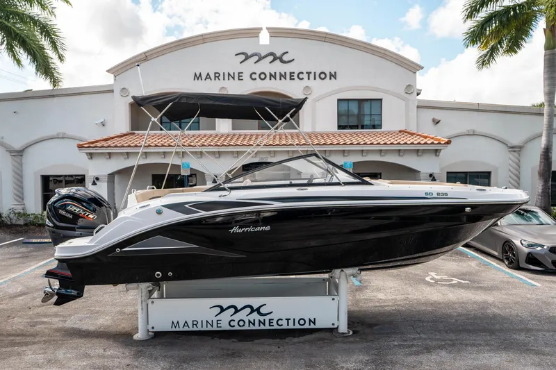 The Image of Hurricane SunDeck 235 OB 2025 - 1