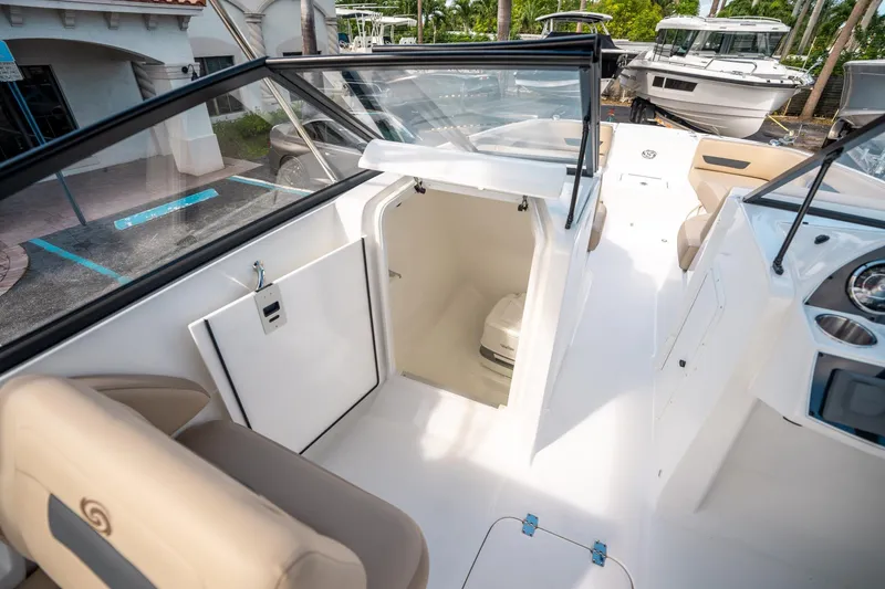 Slide: The Image of Hurricane SunDeck 235 OB 2025 - 23