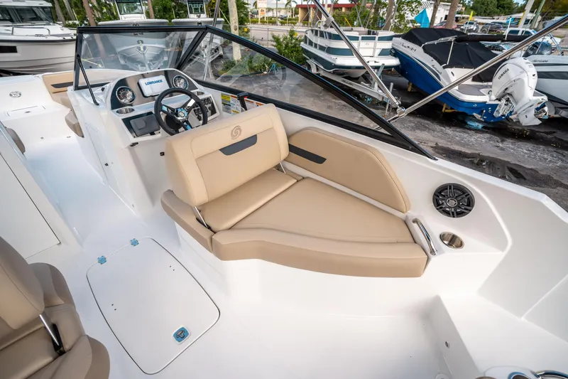 Slide: The Image of Hurricane SunDeck 235 OB 2025 - 18