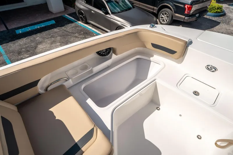 Slide: The Image of Hurricane SunDeck 235 OB 2025 - 28