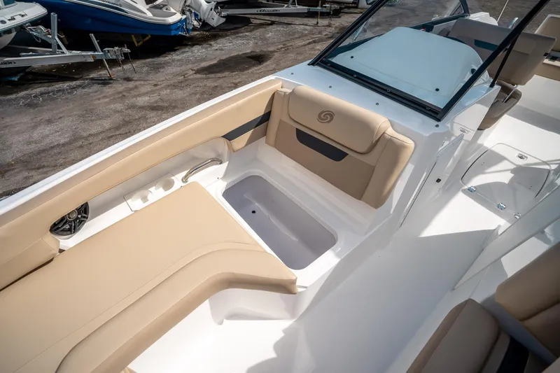 Slide: The Image of Hurricane SunDeck 235 OB 2025 - 31