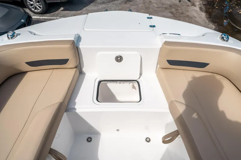 Slide: The Image of Hurricane SunDeck 235 OB 2025 - 32