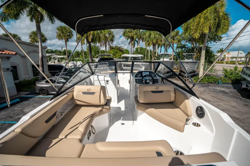 Slide: The Image of Hurricane SunDeck 235 OB 2025 - 9